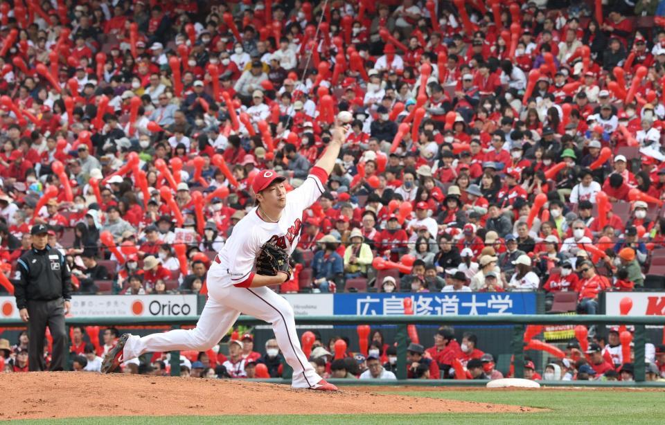 ７回、赤いジェット風船がスタンドを埋める中、力投する床田（撮影・市尻達拡）