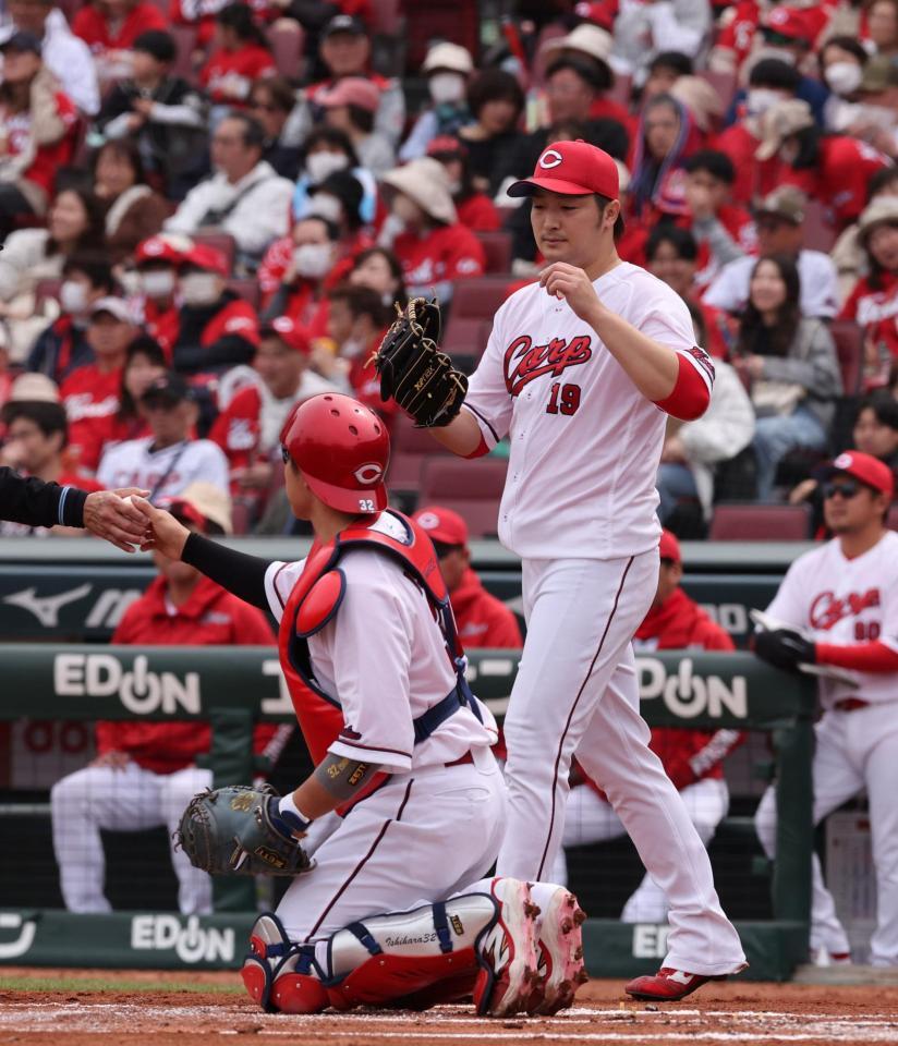 １回、２失点し、マウンドに戻る床田（撮影・市尻達拡）