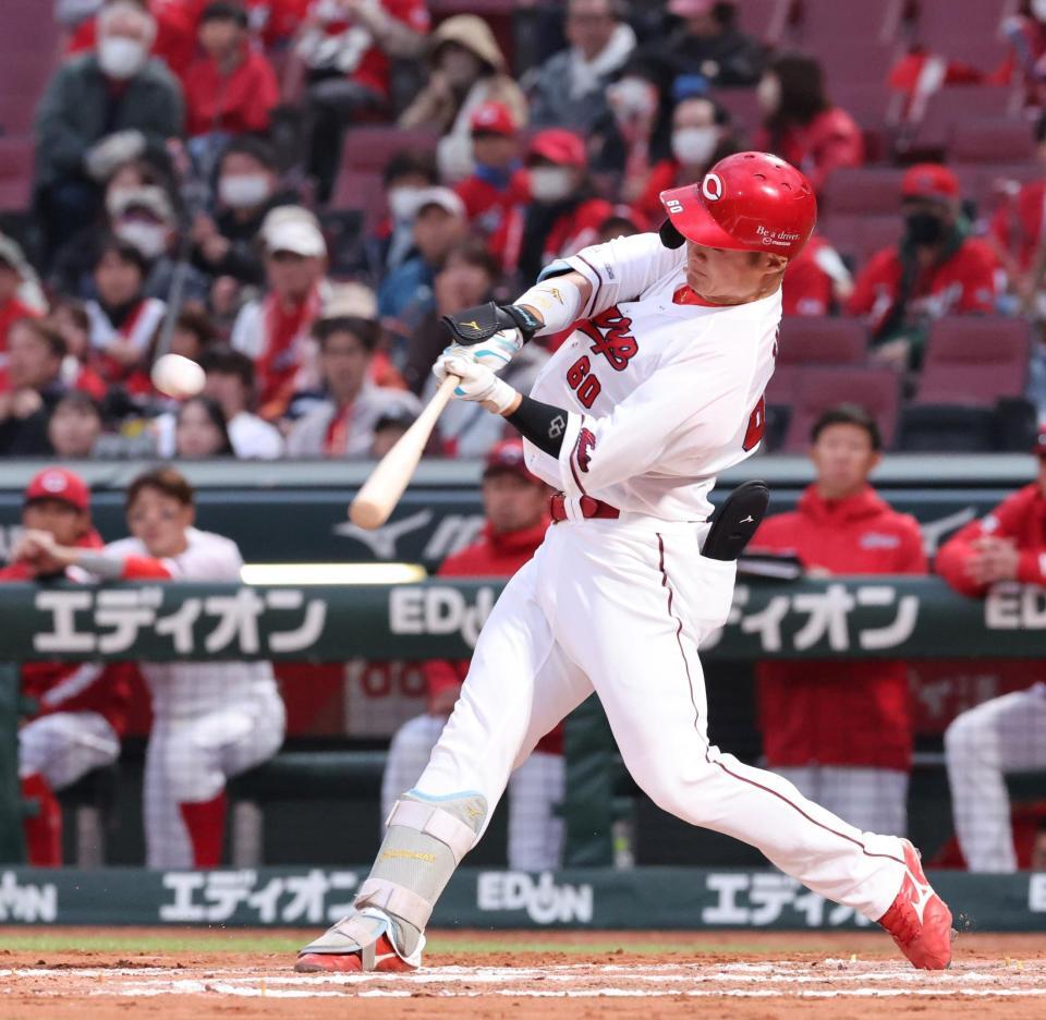 　１１回、右中間席へサヨナラとなるプロ１号ソロを放つ田村（撮影・市尻達拡）