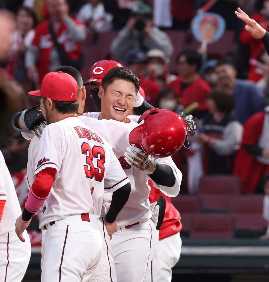 　１１回、右中間席へサヨナラとなるプロ１号ソロを放ち、ナインと抱き合う田村（撮影・市尻達拡）