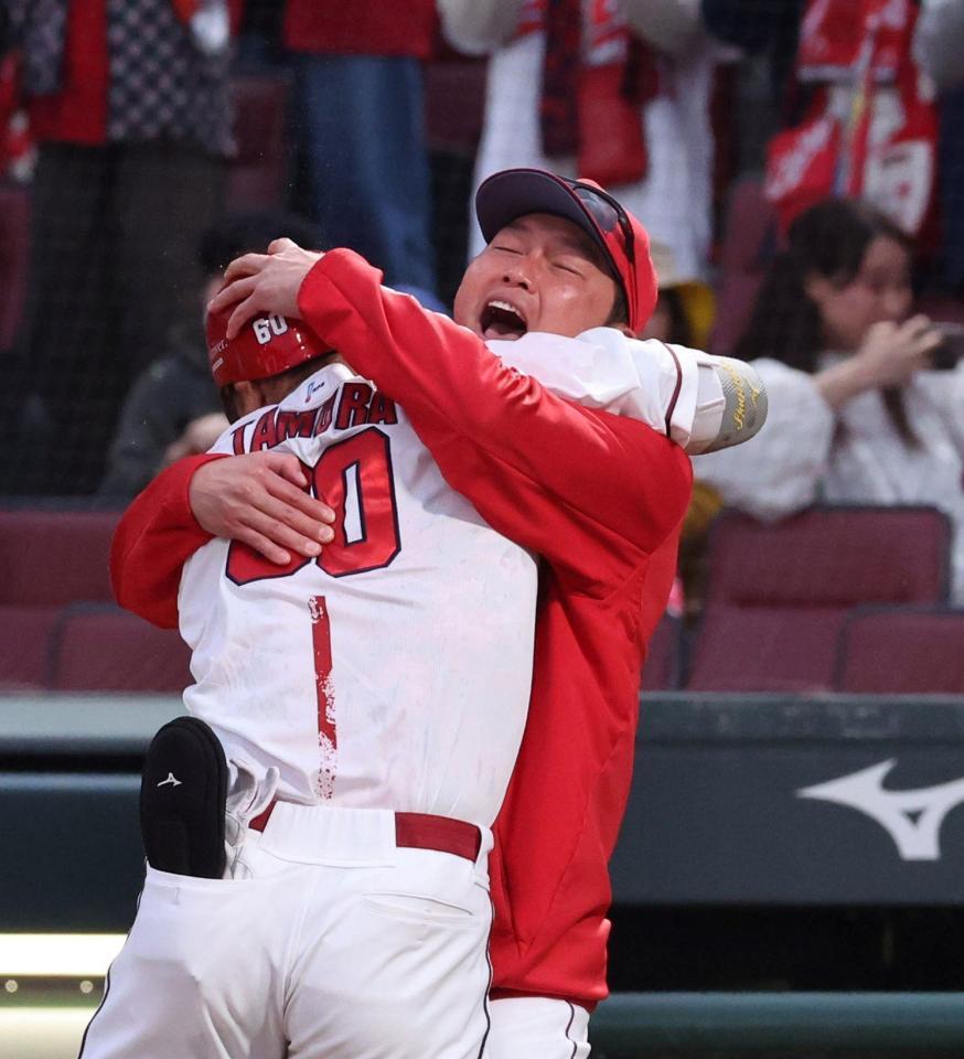 　延長１１回、サヨナラ本塁打を放った田村を抱きしめる新井監督（撮影・市尻達拡）