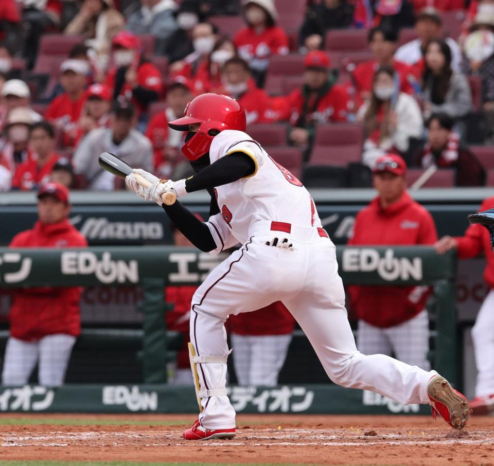 　９回、送りバントを決めた二俣（撮影・市尻達拡）