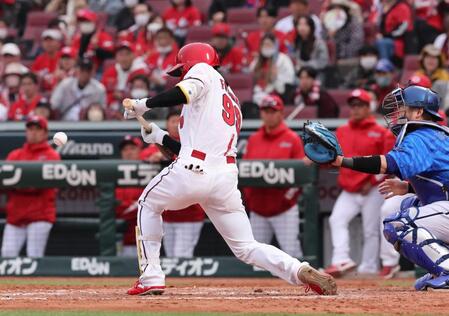 　９回、送りバントを決める二俣（撮影・市尻達拡）