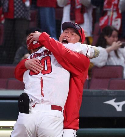 　延長１１回、サヨナラ本塁打を放った田村を抱きしめる新井監督（撮影・市尻達拡）