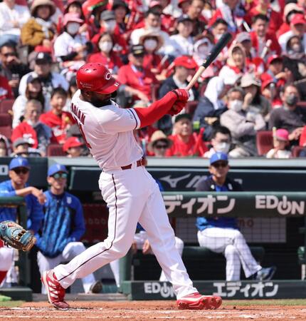 　２回、左中間への二塁打を放つファビアン（撮影・市尻達拡）