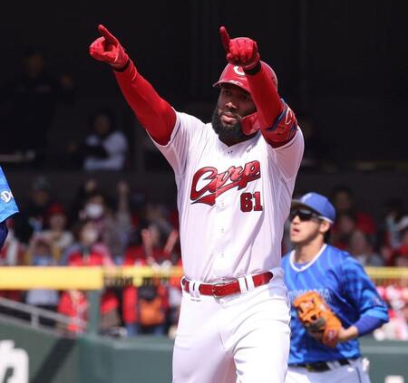 　２回、左中間への二塁打を放ち、ベンチを指さすファビアン（撮影・市尻達拡）