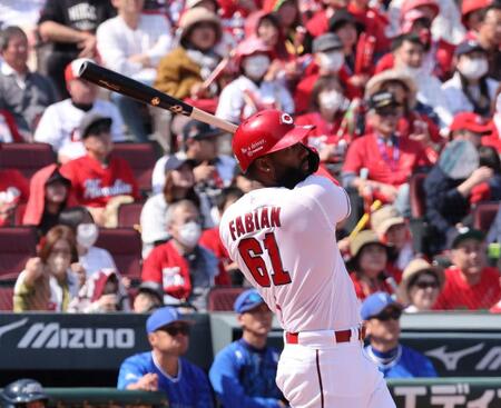 　３回、右中間への２点タイムリー二塁打を放つファビアン（撮影・市尻達拡）