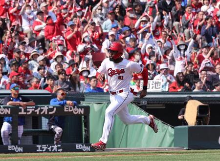 　３回、菊池の左前タイムリーで本塁へ向かうファビアン（撮影・市尻達拡）