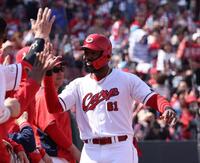 　３回、菊池の左前タイムリーで生還し、タッチを交わす・ファビアン（撮影・市尻達拡）