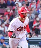 　８回、右前タイムリーを放ち、雄たけびを上げる矢野（撮影・市尻達拡）