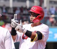 　３回、左前タイムリーを放ち、寿司を握るポーズをする末包（撮影・市尻達拡）