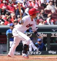 　３回、左前打を放つ野間（撮影・市尻達拡）