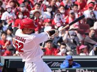 　３回、左前タイムリーを放つ末包（撮影・市尻達拡）