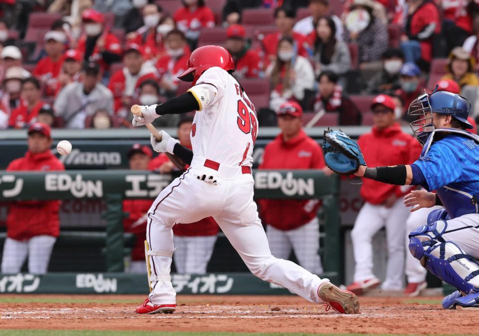 　９回、送りバントを決める二俣（撮影・市尻達拡）