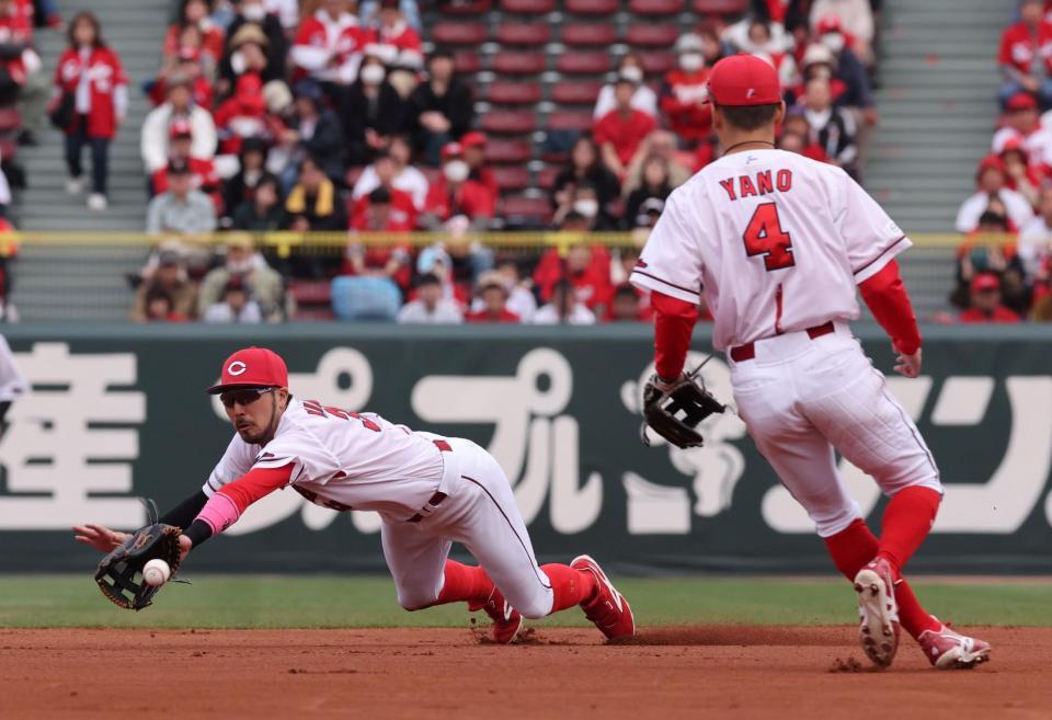 　８回、牧の打球に飛びつき、二ゴロにする矢野（撮影・市尻達拡）