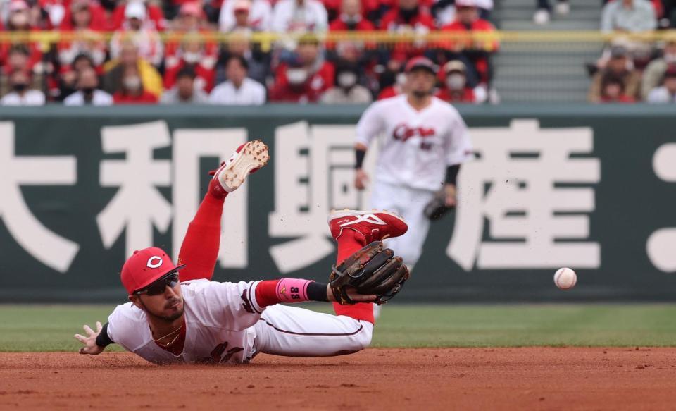 ８回、牧の打球に飛びつき、二塁へカバーに入った矢野にグラブトスする菊池（撮影・市尻達拡）