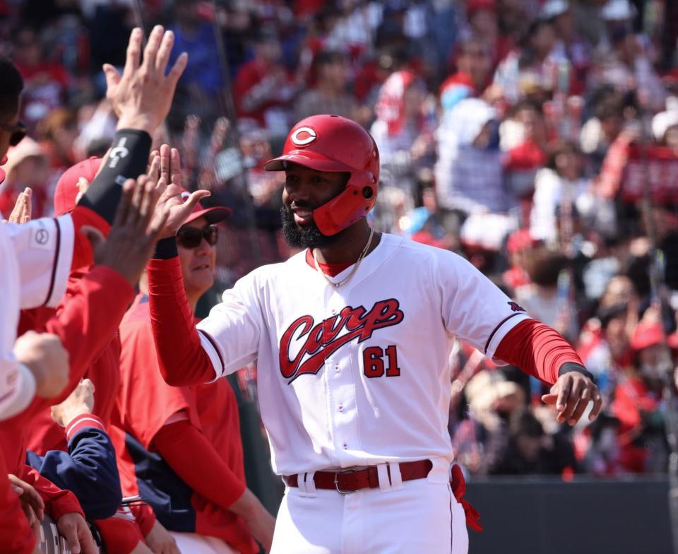 　３回、菊池の左前タイムリーで生還し、タッチを交わす・ファビアン（撮影・市尻達拡）