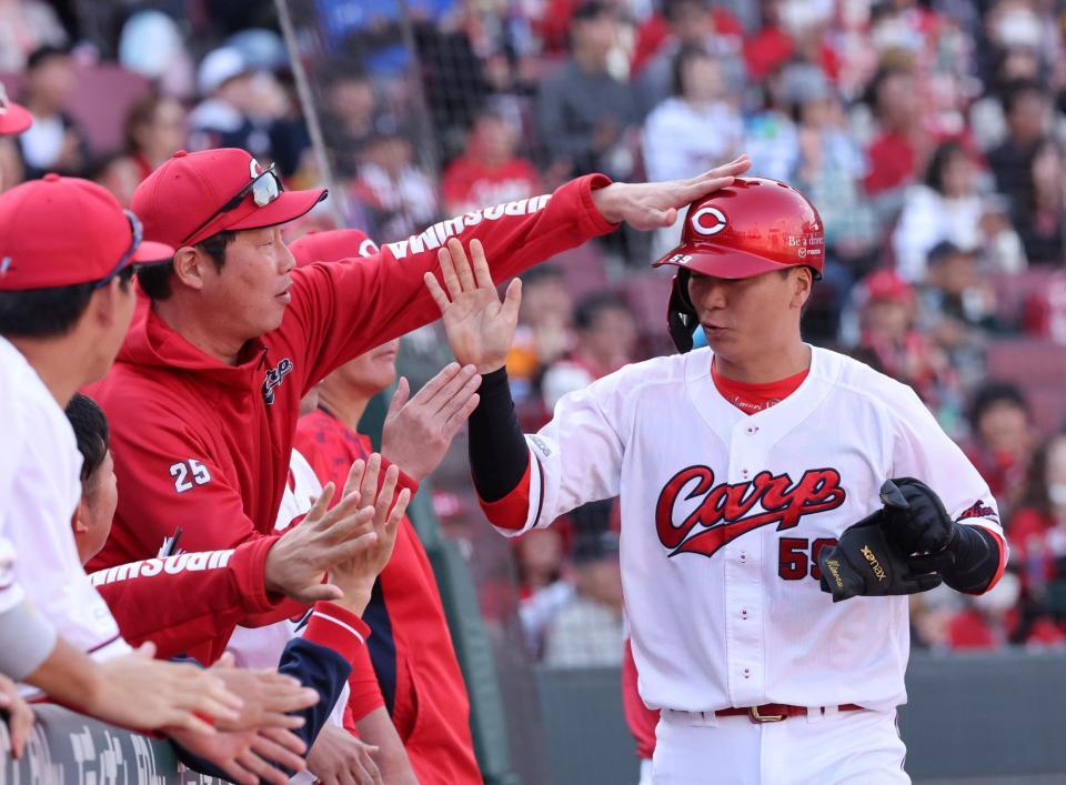 　８回、生還した大盛をたたえる新井監督（撮影・市尻達拡）