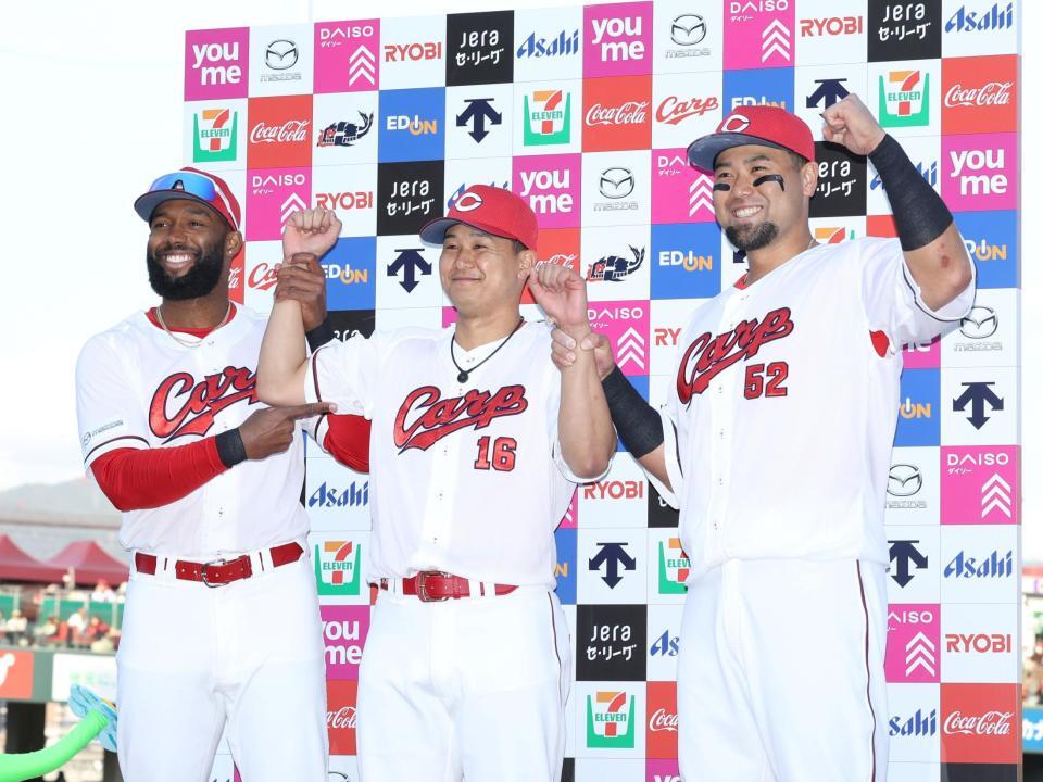 　お立ち台でポーズをとる（左から）ファビアン、森、末包（撮影・市尻達拡）