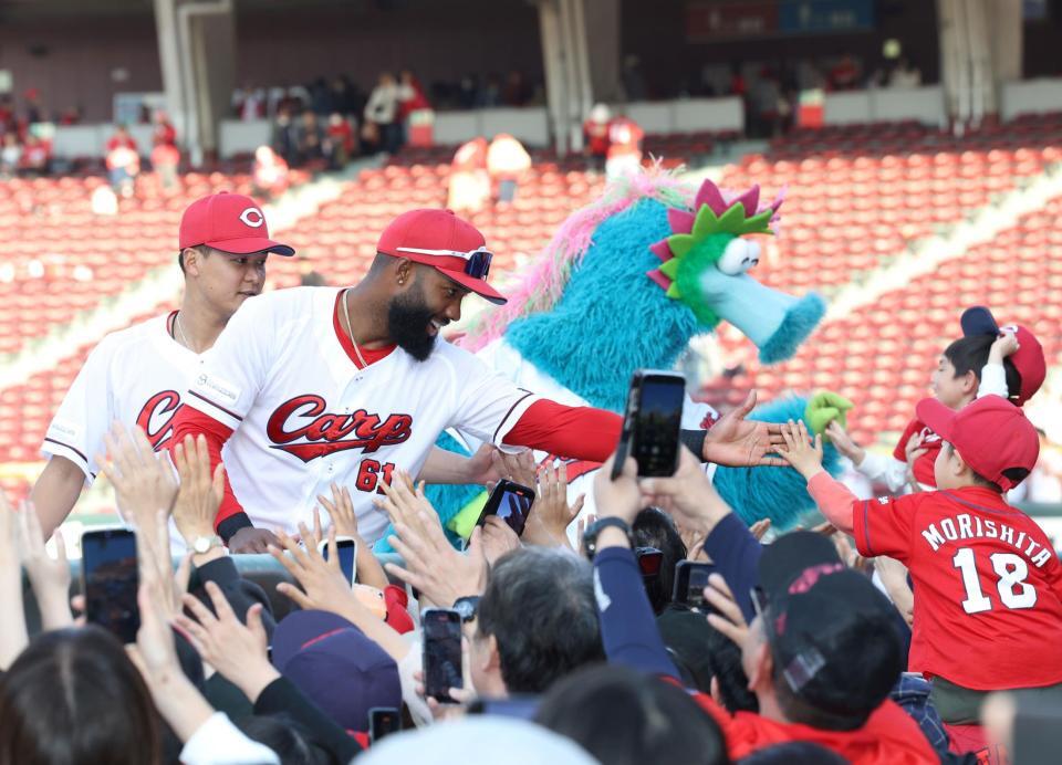 　ヒーローインタビュー後、ファンとタッチをするファビアンと森（撮影・市尻達拡）