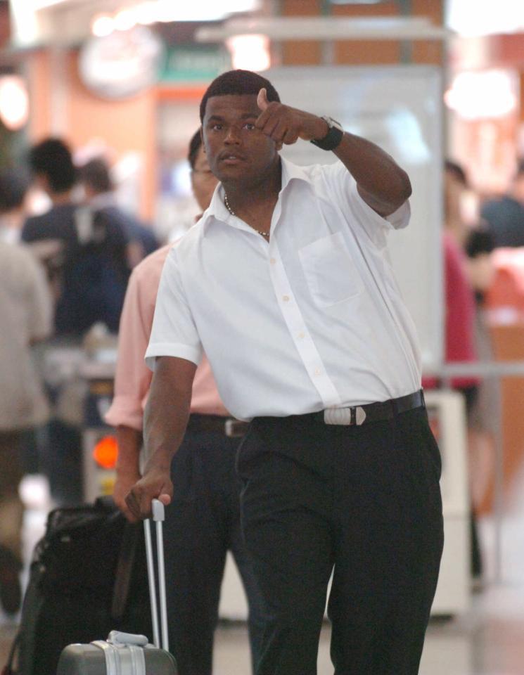 　左親指をたてて機嫌よく横浜へ出発したフェリシアーノ＝２００６年８月