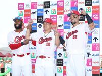 　お立ち台でポーズをとる（左から）ファビアン、森、末包（撮影・市尻達拡）