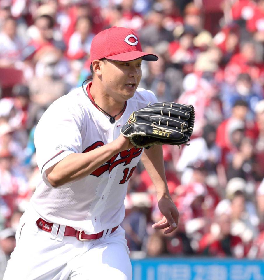 　４回、一塁ベースカバーに走る森（撮影・市尻達拡）