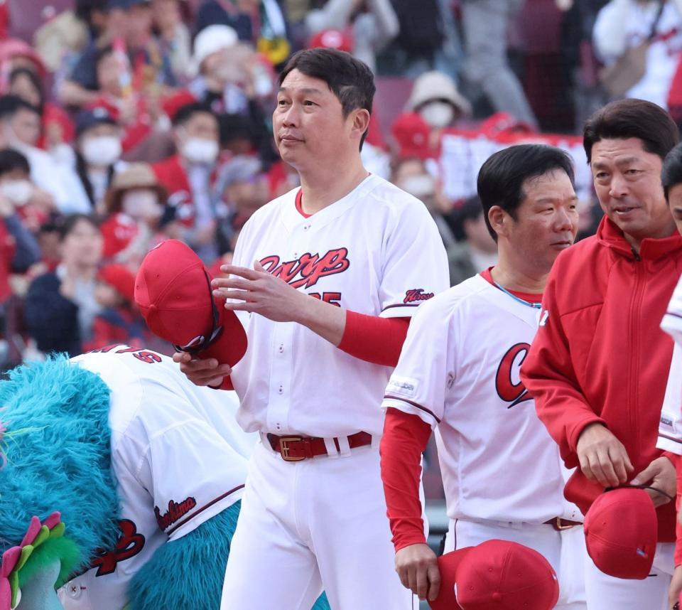 　試合後、ファンにあいさつする新井監督（撮影・市尻達拡）