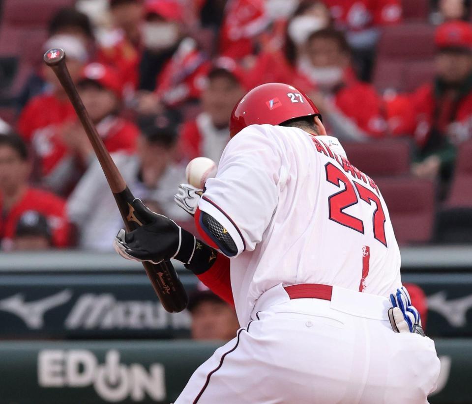 　９回、死球となる会沢（５日）