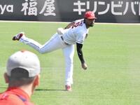 　キャッチボールを行うドミンゲス