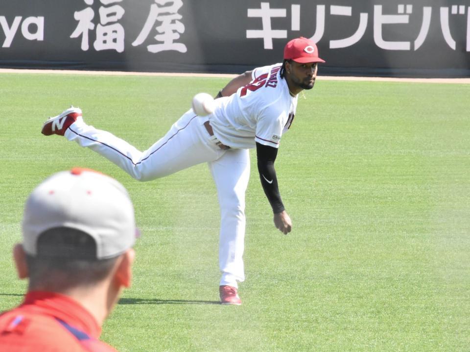 　キャッチボールを行うドミンゲス