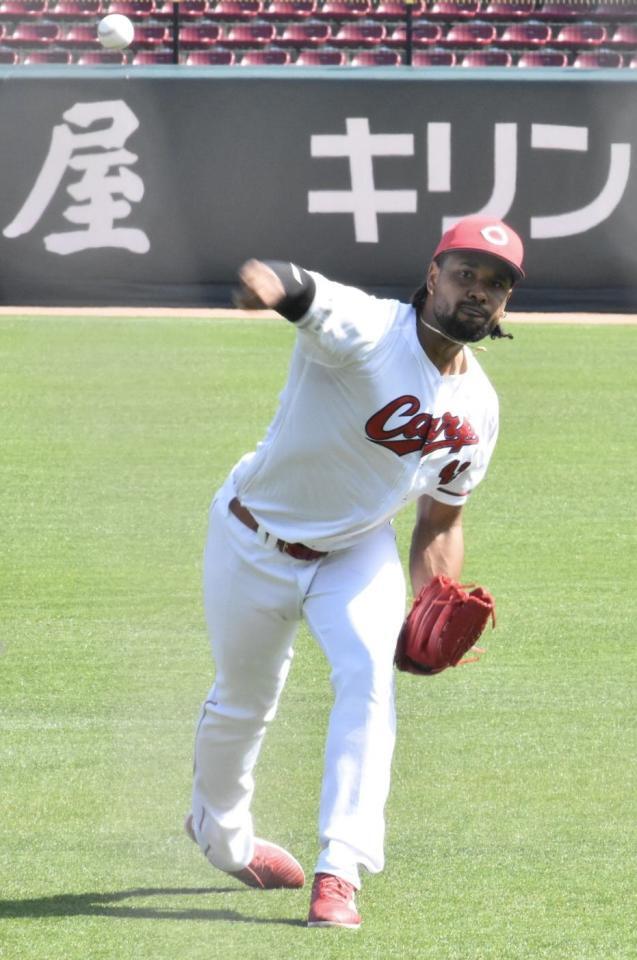 　キャッチボールを行うドミンゲス