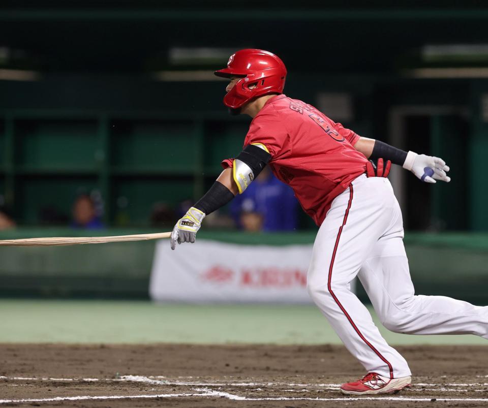 　７回、投手強襲のタイムリー内野安打を放つ末包（撮影・市尻達拡）