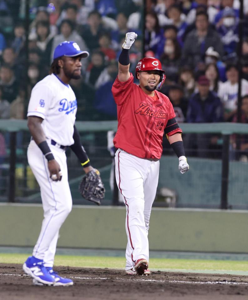 　７回、投手強襲のタイムリー内野安打を放ち、拳を突き上げる末包（撮影・市尻達拡）