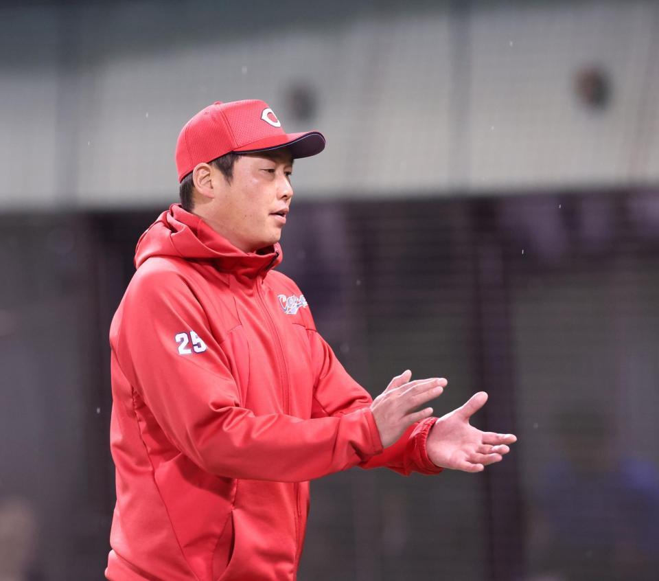 　選手交代を終え、手を叩いてナインを鼓舞する新井監督（撮影・市尻達拡）