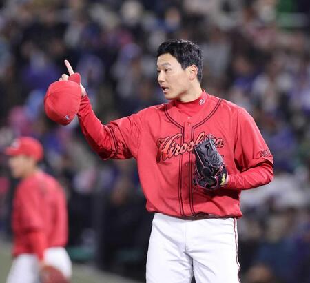 　９回、１アウトを奪い、指を立てる栗林