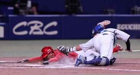 　８回、末包の一ゴロの間に、本塁へ滑り込む矢野（撮影・市尻達拡）