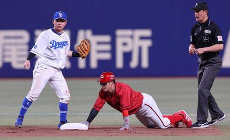 　８回、末包の一ゴロの間に、飛び出してタッチアウトとなる小園（撮影・市尻達拡）