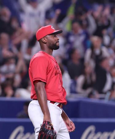 　８回、ブライト健太が放った右中間への２点タイムリー二塁打の打球を見つめるハーン（撮影・市尻達拡）