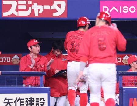 　６回、好機で得点を奪えず、手を叩いてナインを鼓舞する新井監督（撮影・市尻達拡）