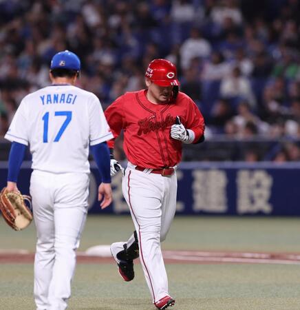 　２回２死満塁で中飛に倒れ、ベンチに戻る会沢（撮影・市尻達拡）