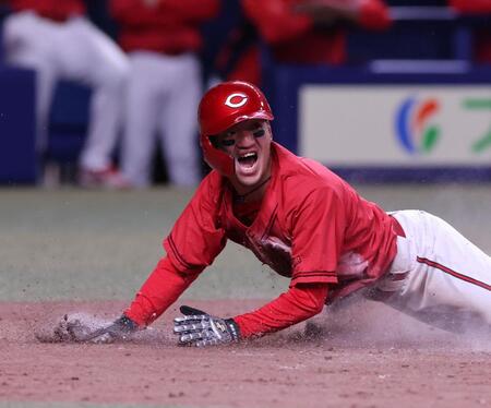 　８回、末包の一ゴロの間に、本塁へ滑り込み、雄たけびを上げる矢野（撮影・市尻達拡）