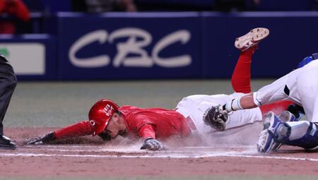 　８回、末包の一ゴロの間に、本塁へ滑り込む矢野（撮影・市尻達拡）