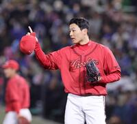 　９回、１アウトを奪い、指を立てる栗林