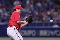 　１回、岡林の打球にグラブを出す大瀬良（撮影・市尻達拡）