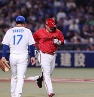 　２回２死満塁で中飛に倒れ、ベンチに戻る会沢（撮影・市尻達拡）