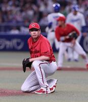 　３回、岡林の三ゴロで、マウンドに膝を着く大瀬良（撮影・市尻達拡）
