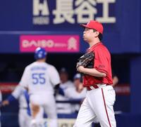 　２回、村松の中前タイムリーで、細川の生還を許す大瀬良（撮影・市尻達拡）