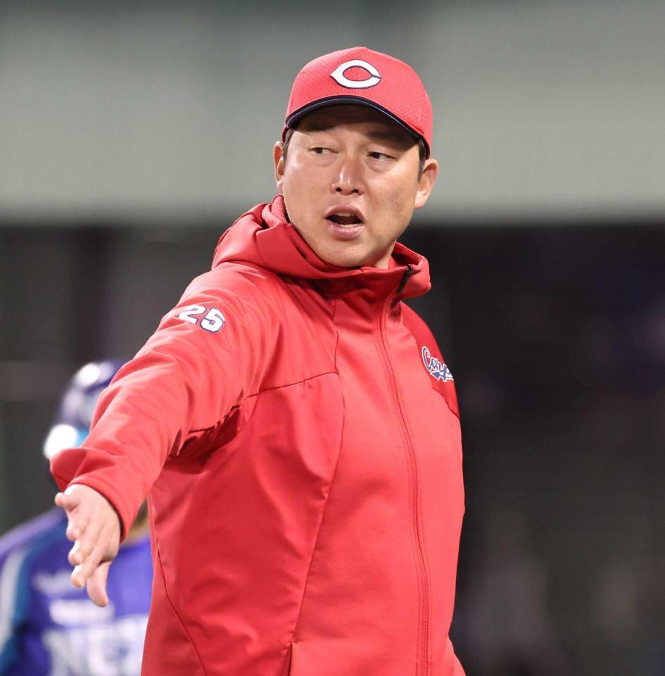 　選手交代を告げる新井監督（撮影・市尻達拡）