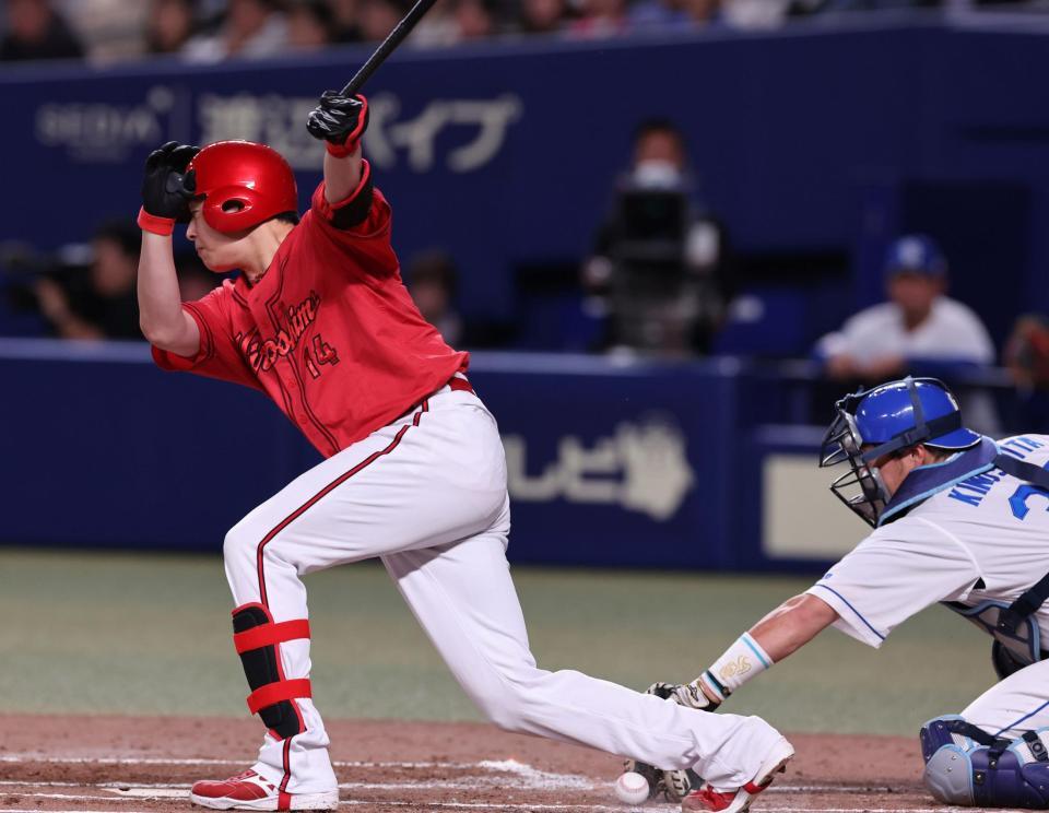 　２回１死満塁で空振り三振に倒れる大瀬良（撮影・市尻達拡）